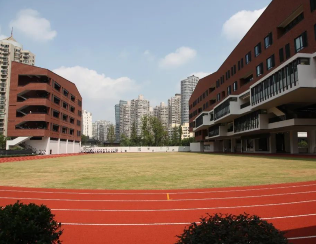 路灯信号灯与地下管网同步配齐为校区师生出行系牢安全带